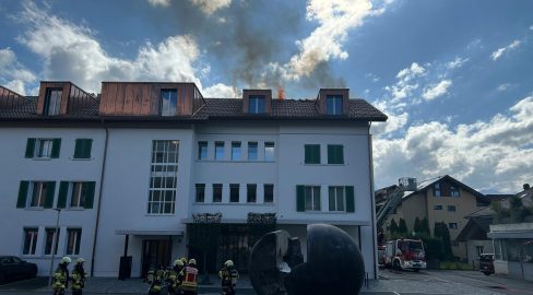 Steffisburg BE: Dach steht in Flammen, Feuerwehr löscht Brand