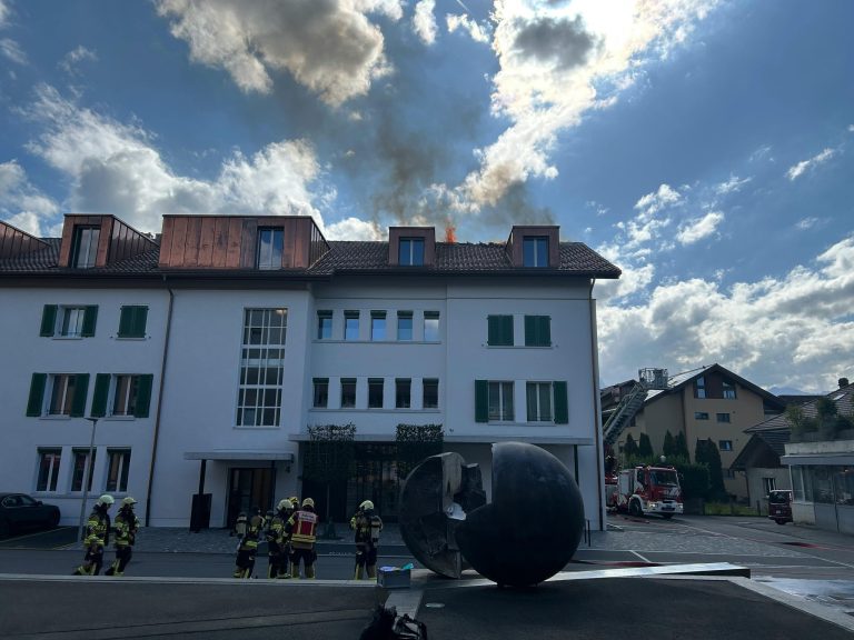 Steffisburg BE: Dach steht in Flammen, Feuerwehr löscht Brand