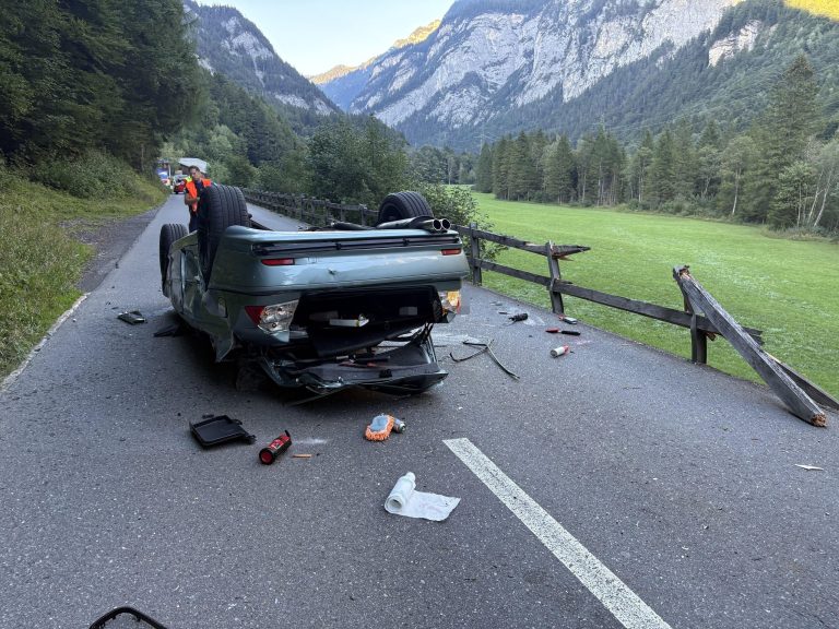 Vättis SG: Auto prallt gegen Felsen, Lenker stirbt bei Unfall