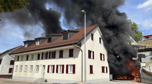 Herznach AG: Brand in Tiefgarage, Wohnungen unbewohnbar