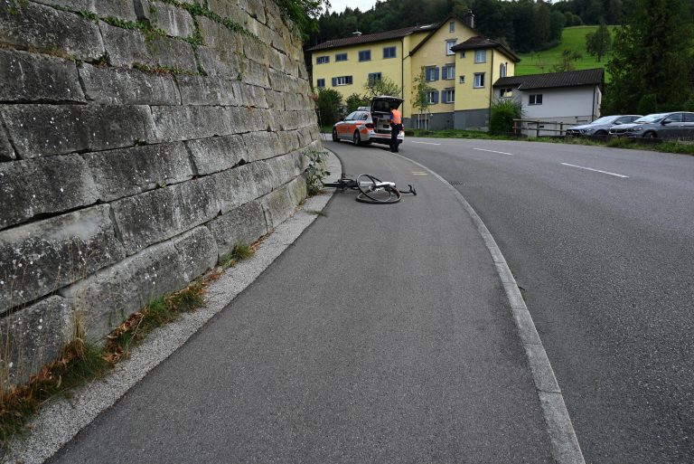 Staad SG: Mann (60) nach Unfall schwer verletzt, Töff flüchtet