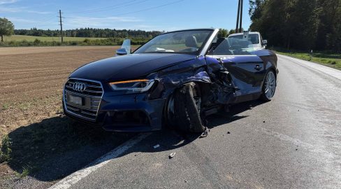 Fislisbach AG: Audis krachen ins Wiesland, Verletzte bei Unfall
