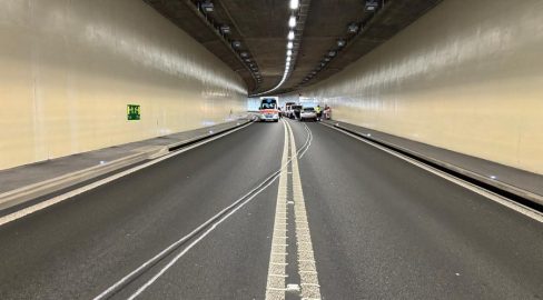 Sachseln OW: Unfall im A8-Tunnel, Auto kracht in Wand