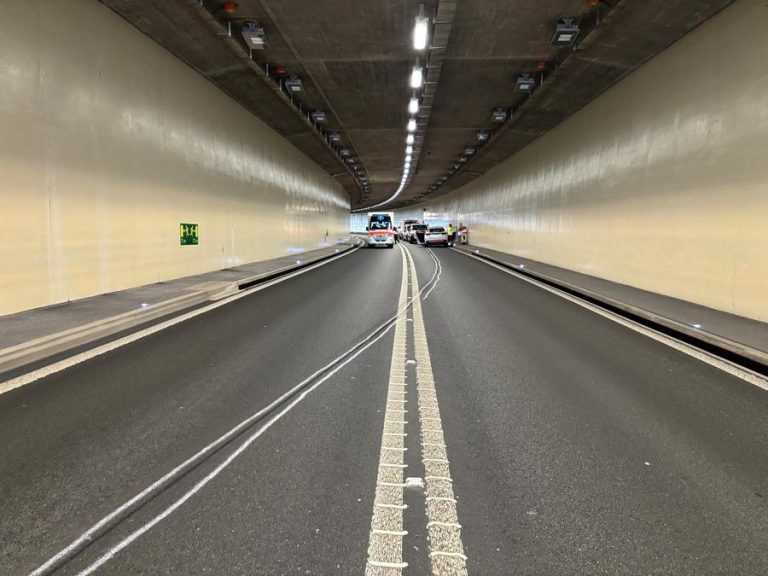 Sachseln OW: Unfall im A8-Tunnel, Auto kracht in Wand