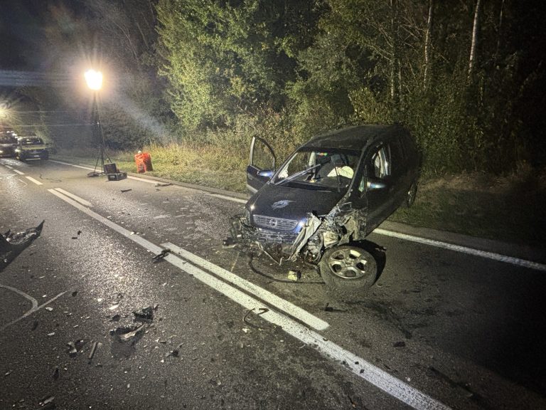 Zufikon AG: Opel kracht in BMW, drei Verletzte bei Unfall