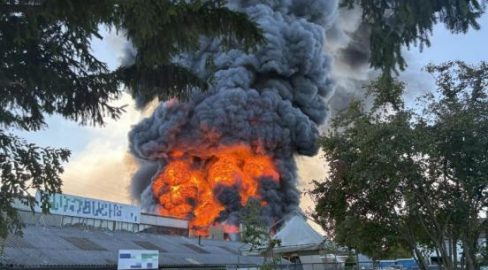 Buchs ZH: Halle steht in Vollbrand, Feuer stoppt Züge