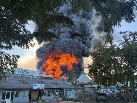 Buchs ZH: Halle steht in Vollbrand, Feuer stoppt Züge
