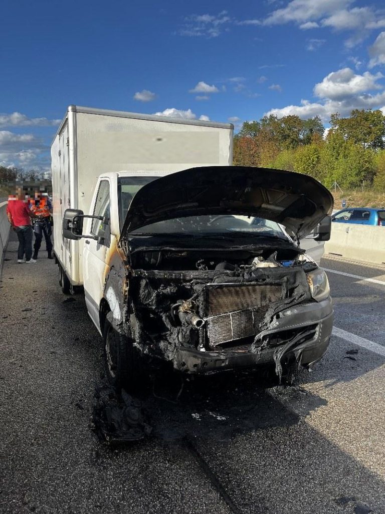 Aesch BL: Lieferwagen-Brand auf A18, Autobahn gesperrt