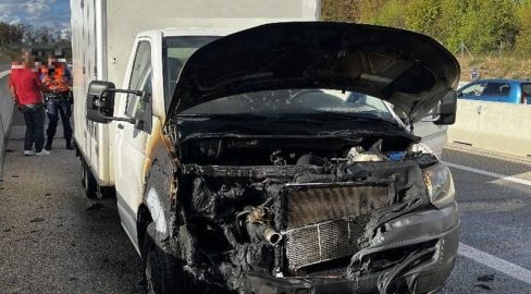 Aesch BL: Lieferwagen-Brand auf A18, Autobahn gesperrt