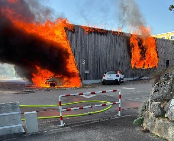 Bellach SO: Brand zerstört Firma, Person tot geborgen
