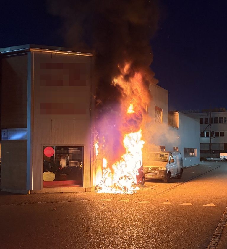 Oberwil BL: Brand zerstört E-Fahrzeuge vor Haus