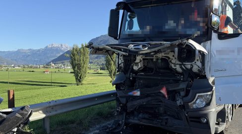 Tuggen SZ: Frau bei Unfall mit LKW lebensbedrohlich verletzt