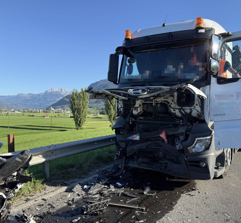 Tuggen SZ: Frau bei Unfall mit LKW lebensbedrohlich verletzt