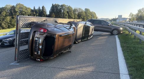 Mörschwil SG: Überladener Anhänger kippt bei Unfall auf A1