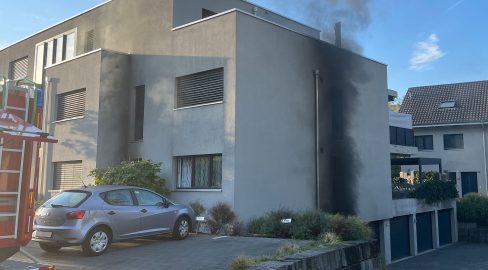 Lausen BL: Brand in Garage, Feuerwehr im Grosseinsatz