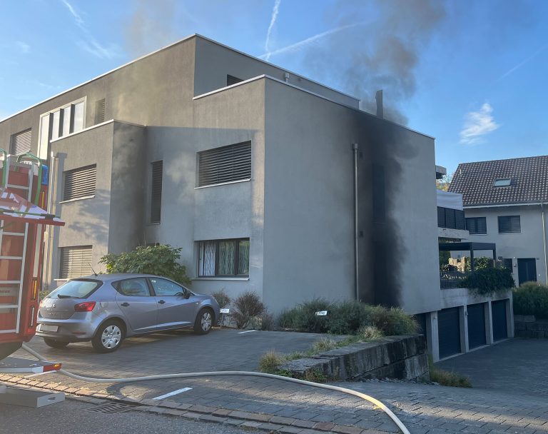 Lausen BL: Brand in Garage, Feuerwehr im Grosseinsatz