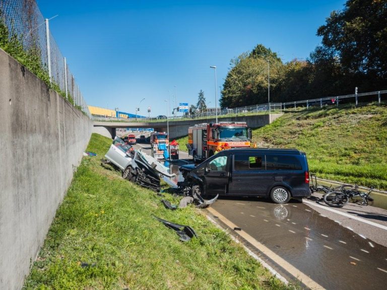 St. Gallen SG: Frontal-Crash, Mann bei Unfall schwer verletzt