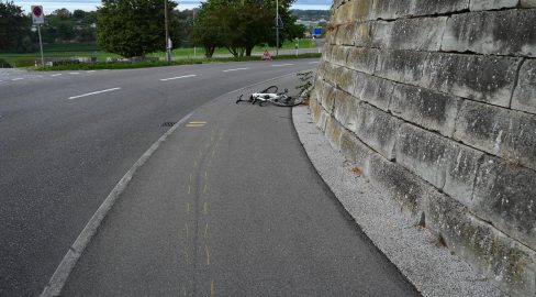 Staad SG: Mann (60) nach Unfall schwer verletzt, Töff flüchtet