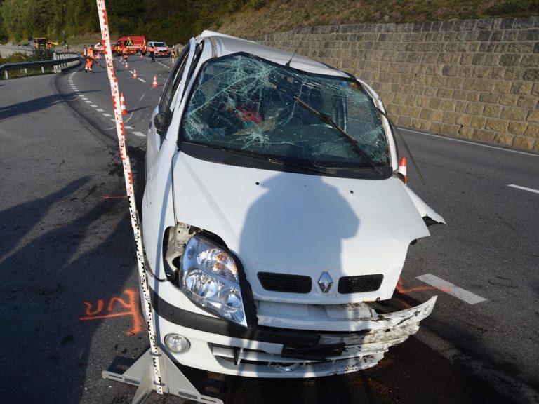 Disentis/Mustér GR: Lenker (61) nach Unfall im Auto eingeklemmt