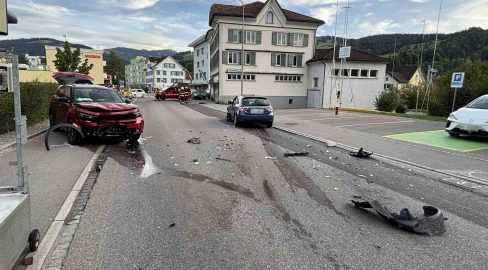 Ebnat-Kappel SG: Frontal-Crash, Fahrunfähige baut Unfall