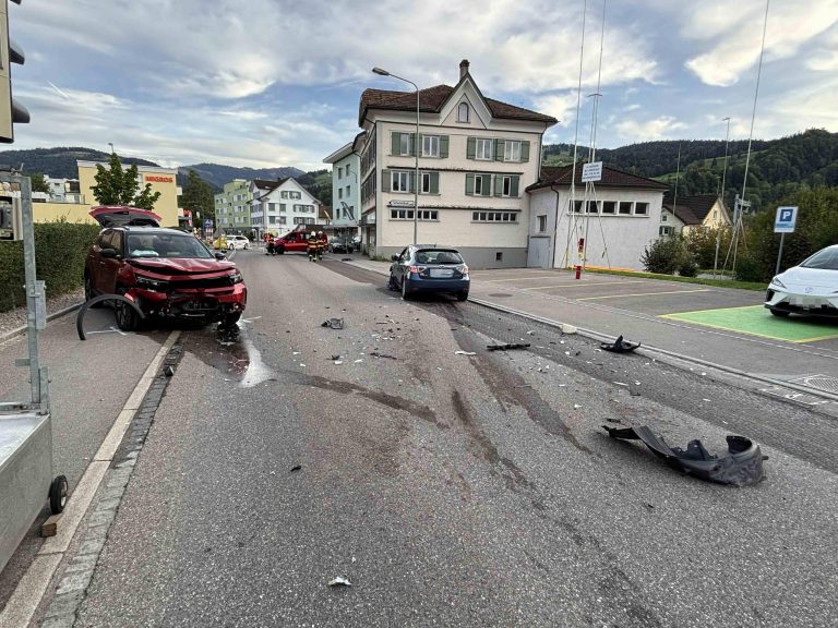 Ebnat-Kappel SG: Frontal-Crash, Fahrunfähige baut Unfall
