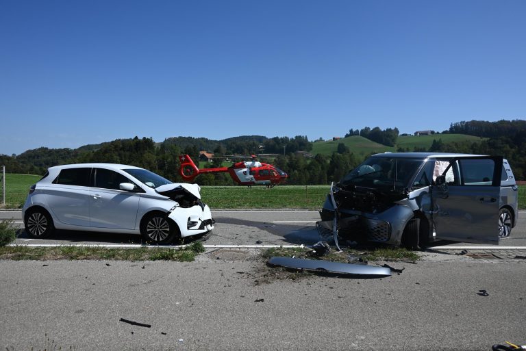 Bazenheid SG: Mann schwer verletzt bei Unfall mit 3 Autos