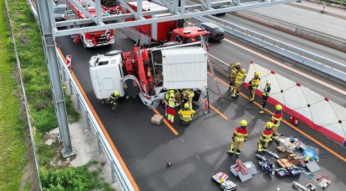 Hünenberg ZG: LKW kippt bei Unfall auf A4, Frau schwer verletzt