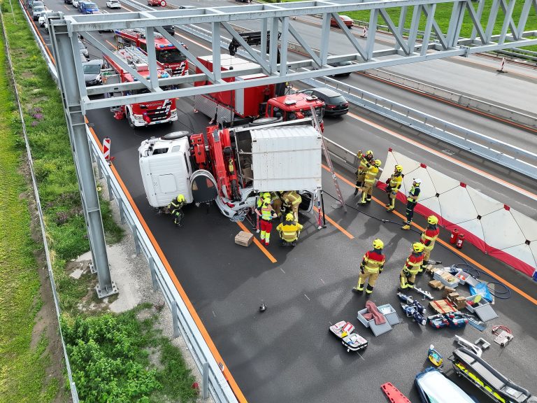 Hünenberg ZG: LKW kippt bei Unfall auf A4, Frau schwer verletzt