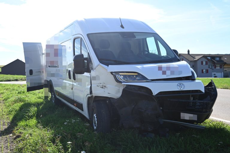 Schwarzenbach SG: Schwerverletzte bei Unfall: PW überschlagen