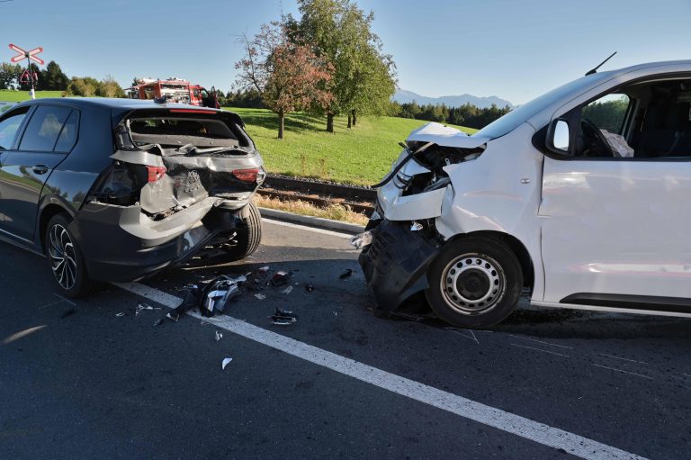 Hochdorf LU: Lieferwagen kracht in Autos, Unfall fordert Spital
