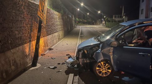 Bubendorf BL: Opel-Lenkerin baut mit 1.8 Promille Unfall
