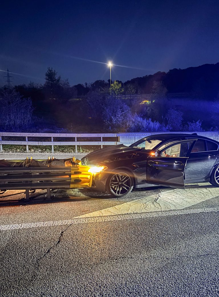 Pratteln BL: BMW-Lenker baut mit 1.88 Promille Unfall auf A22