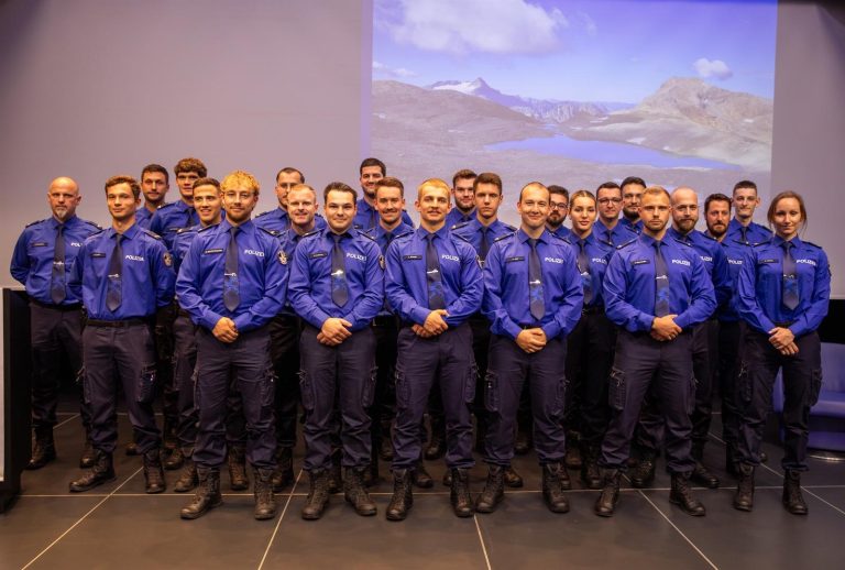 Chur GR: Kantonspolizei vereidigt 25 neue Polizisten
