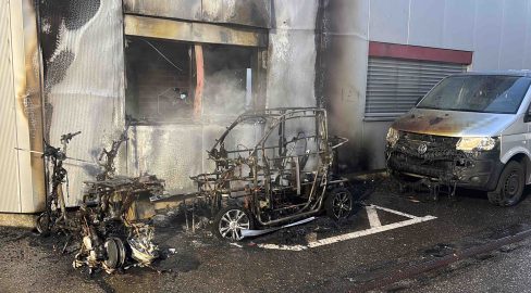 Oberwil BL: Brand zerstört E-Fahrzeuge vor Haus