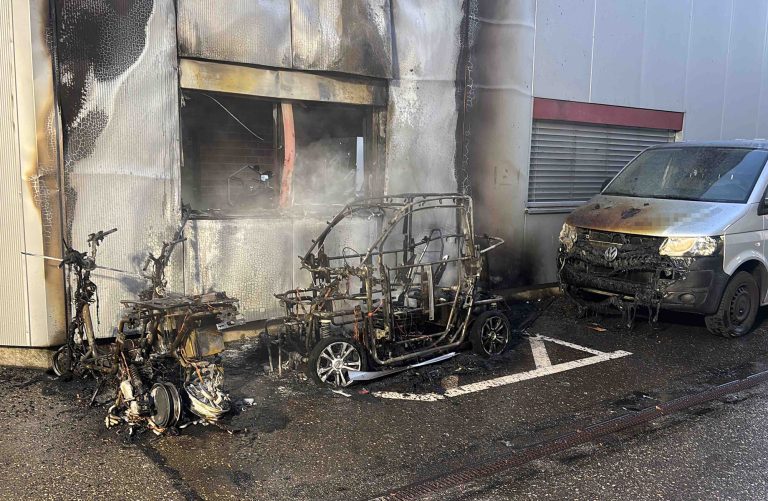 Oberwil BL: Brand zerstört E-Fahrzeuge vor Haus