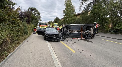 Hettlingen ZH: PW kippt, Frau (81) bei Unfall schwer verletzt