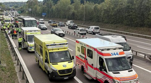 Urdorf ZH: Reisecar kracht auf A3 in LKW, Verletzte bei Unfall