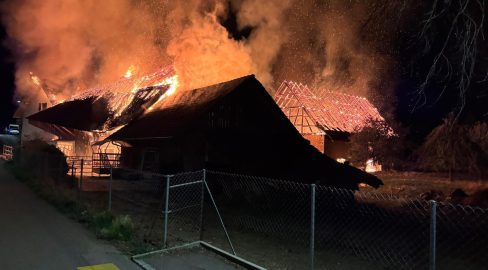 Lugnez JU: Brand wütet, Scheune und Haus in Flammen