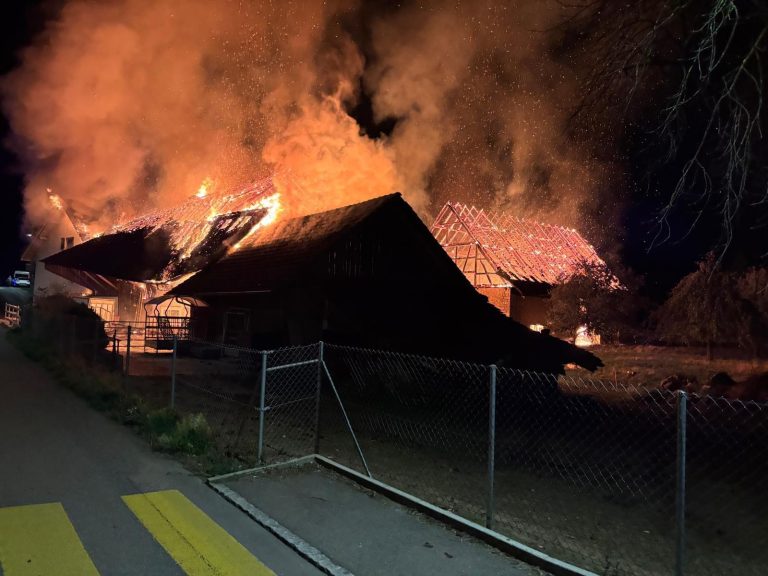 Lugnez JU: Brand wütet, Scheune und Haus in Flammen