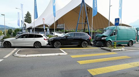 Emmenbrücke LU: Lieferwagen knallt in Autos, Unfall: 2 Verletzte