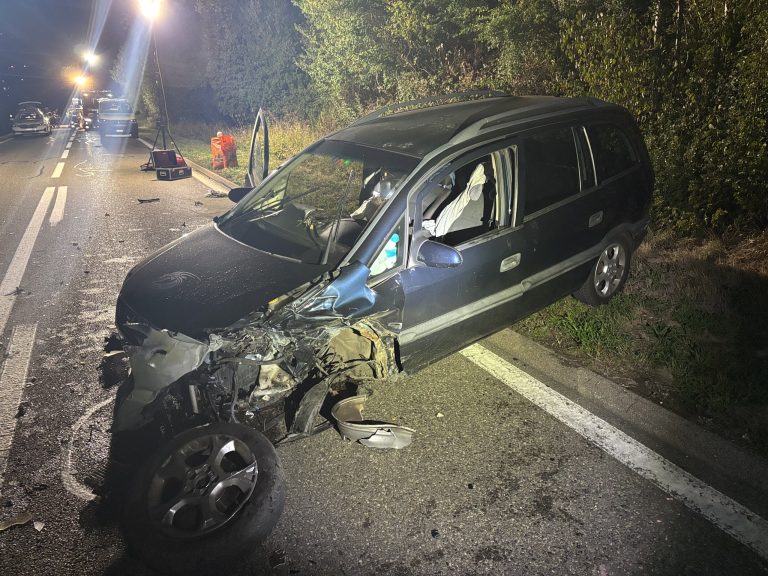 Zufikon AG: Opel kracht in BMW, drei Verletzte bei Unfall