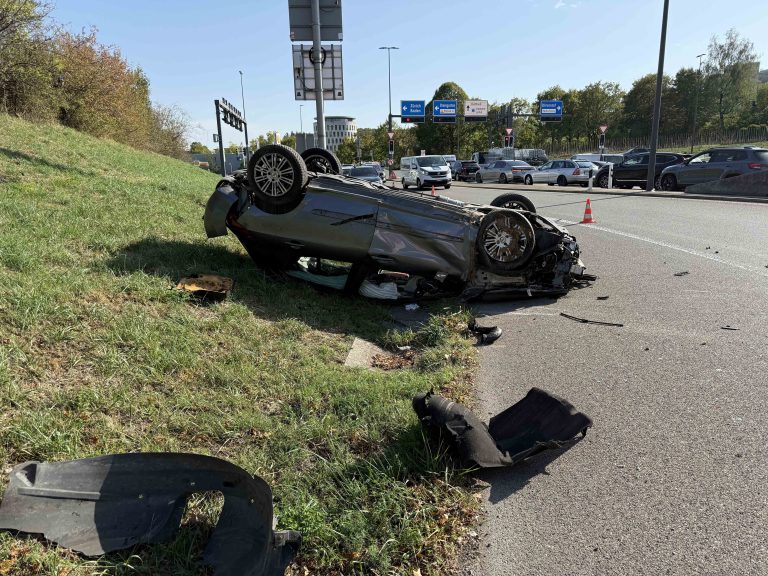Dättwil AG: Peugeot überschlägt sich bei Unfall auf A1