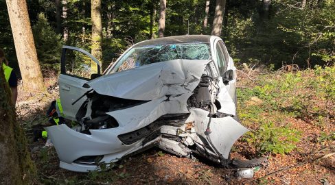 Uerkheim AG: Opel rammt Baum, Frau bei Unfall schwer verletzt