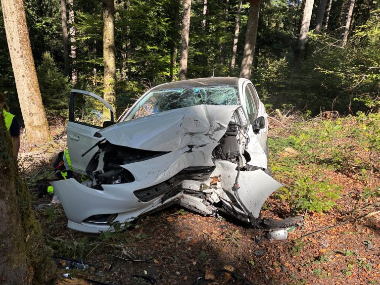 Uerkheim AG: Opel rammt Baum, Frau bei Unfall schwer verletzt