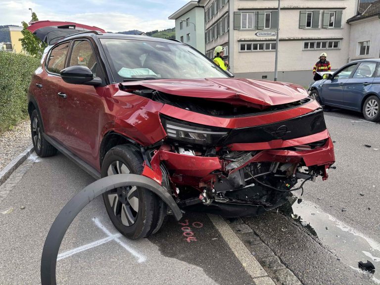 Ebnat-Kappel SG: Frontal-Crash, Fahrunfähige baut Unfall