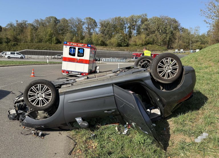 Dättwil AG: Peugeot überschlägt sich bei Unfall auf A1