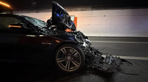 Schaffhausen SH: Auto knallt in Traktor auf A4, Unfall: Vollsperrung