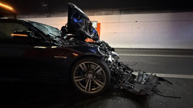 Schaffhausen SH: Auto knallt in Traktor auf A4, Unfall: Vollsperrung