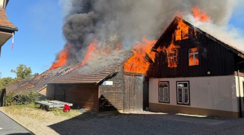 Burg AG: Scheunenbrand zerstört Gebäude, Person im Spital
