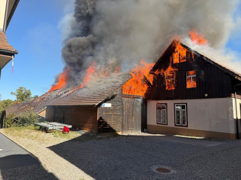Burg AG: Scheunenbrand zerstört Gebäude, Person im Spital
